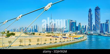 DUBAÏ, Émirats Arabes Unis - 6 MARS 2020 : paysage urbain panoramique avec horizon futuriste derrière le canal de Dubaï et câbles du pont Safa au premier plan, sur Marc Banque D'Images