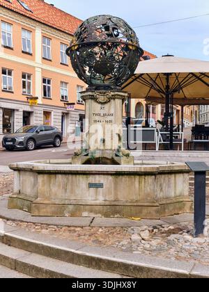 Helsingborg, suède 12 août 2025, fontaine tycho brahe avec une sphère céleste en bronze et des détails du globe armillaire, située dans une place urbaine Banque D'Images