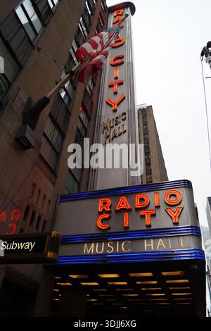 Chapiteau du Radio City Music Hall avec drapeau américain à Midtown Manhattan. Banque D'Images