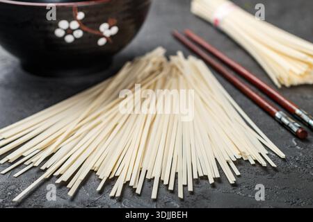 Les nouilles Udon pour la cuisine une cuisine asiatique et orientale sur fond noir. Selective focus Banque D'Images