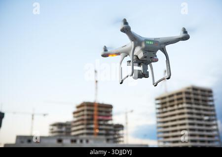 Drone planant au-dessus du chantier de construction. vidéosurveillance ou inspection industrielle Banque D'Images