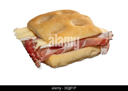 Sandwich fait avec du pain focaccia fourré de jambon fumé speck et fromage brie, isolé sur blanc avec chemin de coupe Banque D'Images