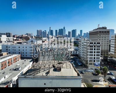 Los Angeles, États-Unis - 13 octobre 2024 : vue aérienne de l'enseigne vintage du Westlake Theatre contre la ligne d'horizon moderne, un contraste frappant avec le vieux Holly Banque D'Images