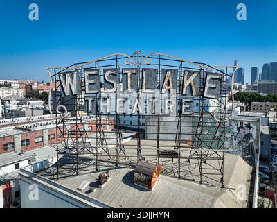 Los Angeles, États-Unis - 13 octobre 2024 : vue aérienne de l'enseigne intempestive du Westlake Theatre sur fond de gratte-ciel du centre-ville. Banque D'Images