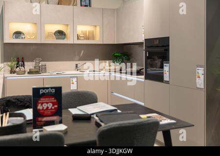 BERLIN, ALLEMAGNE, 16 janvier 2026 : photo d'Un intérieur de cuisine moderne est exposée avec des appareils et une table à manger à l'internationale Grüne WOC Banque D'Images