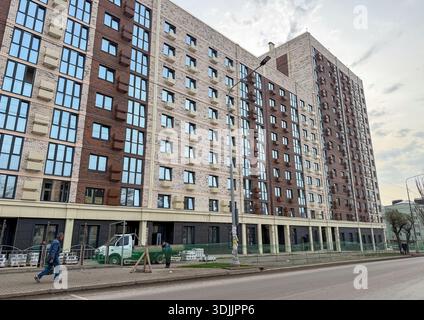 Complexe moderne d'appartements en briques à plusieurs étages, oblast de Donetsk, Marioupol, Ukraine Banque D'Images