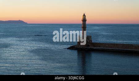 Vue panoramique sur le port historique de la Canée avec le phare vénitien au coucher du soleil, Crète Banque D'Images