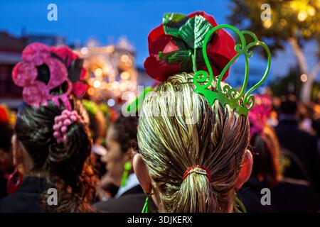 Les femmes vêtues de la robe flamenca regardent le simpecado de la Fraternité de Villamanrique de la Condesa partant pour le pèlerinage El Rocío. Banque D'Images
