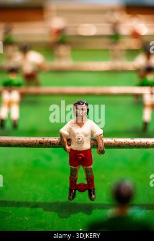 Gros plan de vieilles figurines de baby-foot espagnoles. Concentrez-vous sur les détails usés et la texture des figurines de baby-foot. Concept de loisirs. Banque D'Images