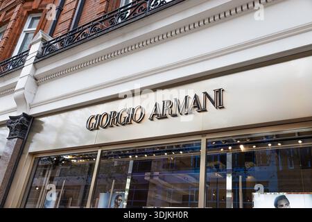 Signalétique de la marque Giorgio Armani sur un magasin de détail haut de gamme. Londres, Royaume-Uni, 6 avril 2024 Banque D'Images