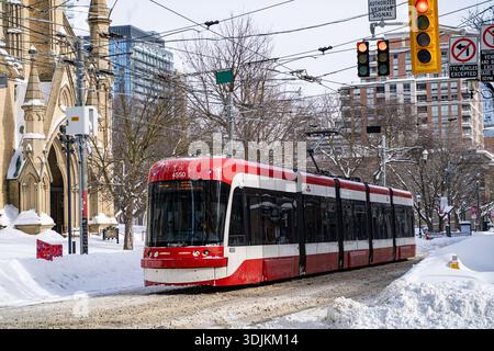Vue d'un tramway TTC sur une rue enneigée de la ville. Toronto, Canada - 26 janvier 2026. Banque D'Images
