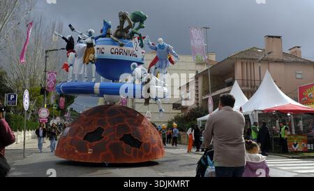 13 février 2024 - Torres Vedras, Portugal : rue de la ville avec décorations de carnaval, stands de nourriture et parade allégorique prêt pour le carnaval annuel en février. Les visiteurs se rassemblent pour profiter de la procession et les participants pour marcher dans les rues. Banque D'Images
