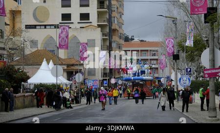 13 février 2024 - Torres Vedras, Portugal : rue de la ville avec décorations de carnaval, stands de nourriture et chars de défilé pour le carnaval annuel en février. Les visiteurs se rassemblent pour profiter de la procession et les participants pour marcher dans les rues. Banque D'Images