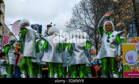 Feb 13, 2024 - Torres Vedras, Portugal : groupe de participants à la procession de carnaval dans des costumes sur le thème du cosmos ou extraterrestres dans la rue de la ville. Un participant brandissant la main à quelqu'un. Banque D'Images