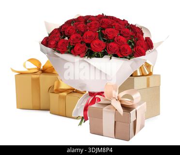 Grand bouquet de roses rouges et coffrets cadeaux isolés sur blanc Banque D'Images
