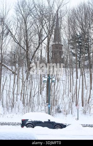 Une voiture recouverte de neige après une tempête de neige a recouvert Poughkeepie, New York, le 27 décembre 2025. Banque D'Images