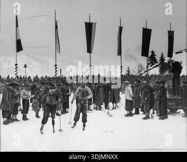 Stanisław Karpiel (à gauche) remplace son prédécesseur Marian Woyna-Orlewicz (à droite) lors de la troisième étape du relais de ski 4x10 km pour la Pologne. Février 1936. Archive Sport photographie des Jeux olympiques d'hiver de 1936 à Garmisch-Partenkirchen, Allemagne Banque D'Images