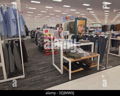 Marcher à l'intérieur du magasin Target Banque D'Images