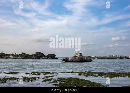 Embouchure du lac Vembanad, mer d'Arabie, ferry, Fort Kochi, Kochi (Cochin), Kerala, Inde, Asie du Sud, Asie Banque D'Images