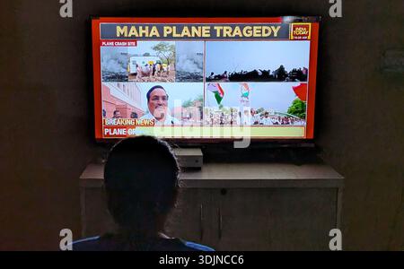 New Delhi, Inde. 28 janvier 2026. Un résident regarde un reportage télévisé sur un accident d'avion chez lui à New Delhi, en Inde, 28 janvier 2026. Cinq personnes, dont le vice-ministre en chef de l'État indien du Maharashtra, Ajit Pawar, ont été tuées mercredi dans un accident d'avion à l'aéroport de Baramati à Pune, dans l'État du Maharashtra, ont déclaré des responsables. Crédit : Deepak Prakash/Xinhua/Alamy Live News Banque D'Images