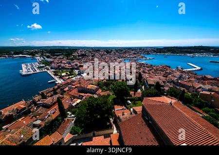 Vue en grand angle depuis le clocher de l'église d'Euphemia sur les toits rouges de Rovinj et le port, avec le littoral au loin. Banque D'Images