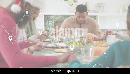 Tenant les mains homme dans le pull zip beige tête d'arc à la table à manger, dinde rôtie, épingles d'emplacement Banque D'Images