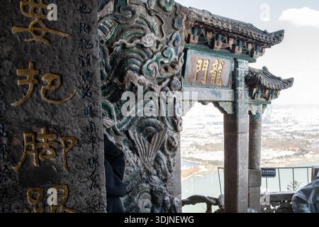 Un gros plan de la porte du dragon, une ancienne porte en pierre sculptée dans une falaise au-dessus de Kunming, dans le Yunnan, en Chine. Banque D'Images