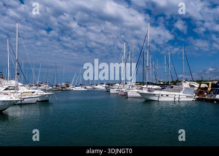 De nombreux voiliers et yachts blancs sont amarrés dans la marina de Cervar Porat sous un ciel bleu avec des nuages blancs éparpillés. Äaervar Porat Istrie Croatie FB Banque D'Images