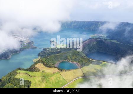 Vue aérienne d'un paysage serein où les lacs rencontrent une végétation luxuriante et des nuages, créant un panorama de rêve, Ponta Delgada, Portugal. Banque D'Images