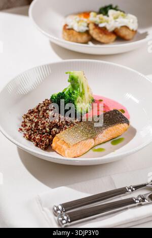 Saumon grillé avec brocoli quinoa et sauce Banque D'Images