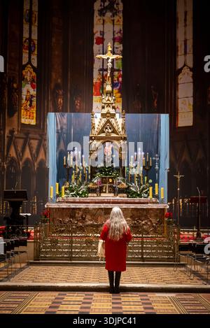 Femme devant l'autel dans la cathédrale de Zagreb, Zagreb, Croatie Banque D'Images
