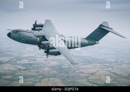 Un Airbus A400M Atlas de l'armée de l'air allemande est vu en vol pendant le Royal International Air Tattoo 2019. L'aéronef, immatriculé 5428, est assigné à l'Escadre 62 du transport aérien. L'A400M à quatre moteurs est propulsé par des turbopropulseurs Europrop TP400-D6 et prend en charge les opérations de transport aérien militaire, y compris le transport de fret, le déploiement de troupes et le réapprovisionnement logistique. Les caractéristiques visibles comprennent les ailes surélevées, la grande porte de chargement arrière et la cellule robuste optimisée pour divers environnements opérationnels. Banque D'Images