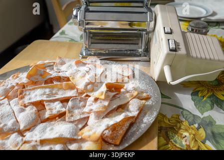 Chiacchiere maison au sucre glace – pâtisserie italienne de carnaval (Frappe, Crostoli, Angel Wings, Bugie) Banque D'Images