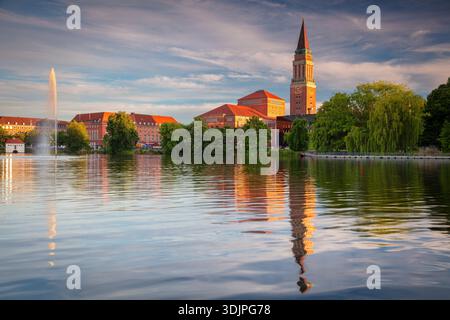 Kiel, Allemagne. Image de paysage urbain du centre-ville de Kiel, en Allemagne, avec hôtel de ville, Opéra et reflet de la ligne d'horizon de Small Kiel au coucher du soleil. Banque D'Images