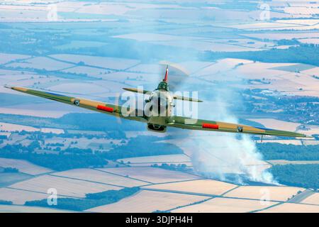 Le Hawker Hurricane Mk I immatriculé au civil G‑HRLI avec le numéro de série militaire V7497 et le code SD‑X apparaît dans une photographie aérienne détaillée sur UK Warbirds 2022. Cet emblématique chasseur britannique de la seconde Guerre mondiale arbore une peinture d'affichage de l'armée de l'air britannique et est propulsé par un moteur à pistons V12 refroidi par liquide Rolls‑Royce Merlin III. Le Hurricane dispose d'un cockpit monoplace, d'un fuselage robuste et d'un armement fixe, reflétant son rôle historique dans la défense aérienne. Banque D'Images