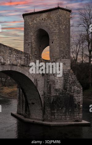Vestiges du Pont de la légende brisé ou Pont de légende avec tour de pont-levis sur la Gare d’Oloron à Sauveterre-de-Béarn, Nouvelle-Aquitaine, France. Rappelle le « jugement divin » sur Sancie, noble médiévale accusée d'infanticide, jetée dans la rivière depuis un pont antérieur lié main et pied. Elle a survécu, innocente du meurtre de son nouveau-né. Reste de ce pont détruit lors des inondations de 1732. Banque D'Images