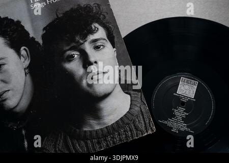 « Tears for Fears » - disque vinyle « Songs from the Big chair » avec pochette d'album, isolé sur fond Uni clair, plan en haut-angle Banque D'Images