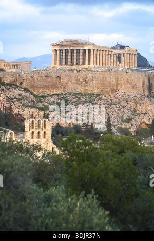 Acropole, Akropolis. Vue depuis la colline de Philopappos montrant le Parthénon sur le plateau, avec les ruines de l'Odéon d'Hérode Atticus en contrebas. Banque D'Images