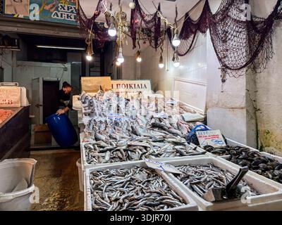 Marché municipal central de Varvakios, Κεντρική Δημοτική Αγορά Αθηνών. Célèbre intérieur du 19ème siècle du marché aux poissons central historique à Athènes, Grèce Banque D'Images