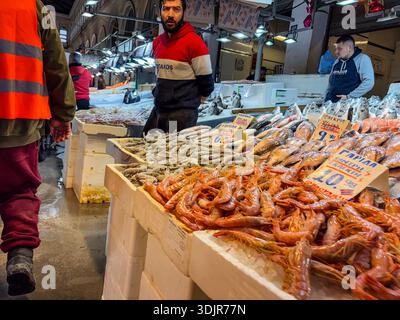 Marché municipal central de Varvakios, Κεντρική Δημοτική Αγορά Αθηνών. Halle de marché historique du XIXe siècle aux poissons et fruits de mer à Athènes, en Grèce. Banque D'Images