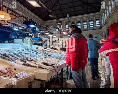 Marché municipal central de Varvakios (Κεντρική Δημοτική Αγορά Αθηνών). Marché alimentaire central historique à Athènes, Grèce, montrant un étal de fruits de mer avec fres Banque D'Images
