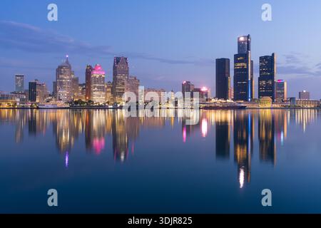 Detroit, Michigan, USA skyline à l'aube sur la rivière Detroit. Banque D'Images