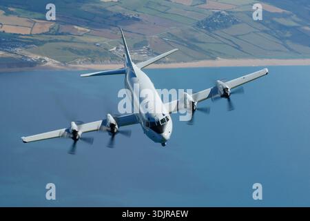 Un avion de patrouille maritime Lockheed P-3C Orion de la marine allemande, immatriculé 6001, numéro de série 285E-5737, est photographié du ciel au cours d'une séquence air-air lors de la Journée internationale de l'Air de la Royal Navy au RNAS Yeovilton en 2019. Le P-3C Orion est un avion à turbopropulseur quadrimoteur conçu pour la guerre anti-sous-marine, la surveillance maritime, la reconnaissance et les opérations de recherche et sauvetage. Il est propulsé par quatre turbopropulseurs Allison T56-A-14 et fonctionne à partir de stations aériennes navales à terre. Banque D'Images