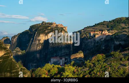 Monastères des Météores dans la lumière du soleil du matin, Thessalie, Grèce Banque D'Images