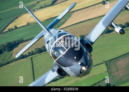 Un avion d’entraînement à réaction Strikemaster Mk80A de l’Oman Air Force BAC 167 et un avion d’attaque léger sont montrés en gros plan du point de vue du pilote et en vol air-air lors de la Journée internationale de l’Air de la Royal Navy à RNAS Yeovilton 2019. Le Strikemaster, développé à partir du Jet Provost, est propulsé par un turboréacteur Armstrong Siddeley Viper entraînant un échappement à jet droit, et est configuré pour l'entraînement et le vol d'affichage tactique. Banque D'Images
