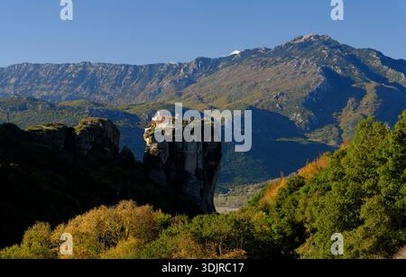 Monastère de la Sainte Trinité perché sur un pilier rocheux spectaculaire dans les Météores avec paysage de montagne en automne, Thessalie, Grèce Banque D'Images