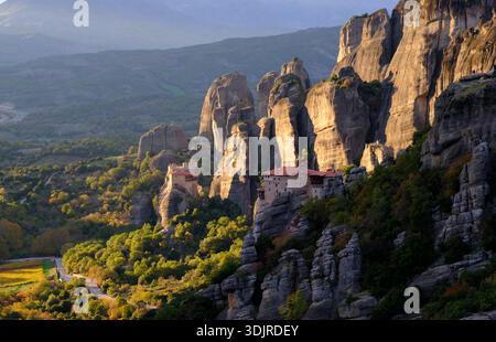 Monastère de Roussanou et Saint Nicolas Anapafsas perchés sur d'imposants piliers de pierre de grès dans les Météores, Thessalie, Grèce. Banque D'Images
