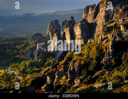 Monastère de Roussanou et Saint Nicolas Anapafsas perchés sur d'imposants piliers de pierre de grès dans les Météores, Thessalie, Grèce. Banque D'Images