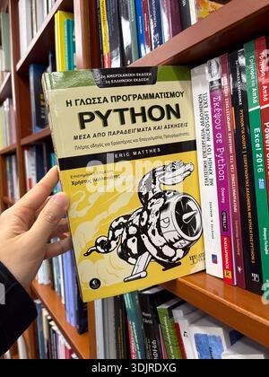 Manuel de langage de programmation Python en grec. Manuel de codage, ressource d'apprentissage INFORMATIQUE, tenue dans la librairie Politeia à Athènes, Grèce. Banque D'Images