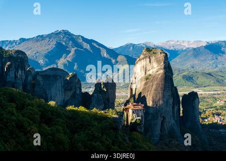 Monastère de Roussanou perché au sommet d'imposants piliers de pierre de grès dans les Météores, Thessalie, Grèce Banque D'Images